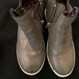 Steve Madden metallic/pewter wedge sneaker size 1
